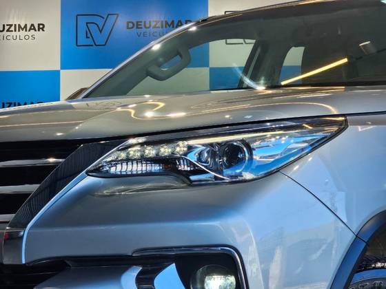 TOYOTA HILUX 2.8 SRX 4X4 CD 16V DIESEL 4P AUTOMÁTICO